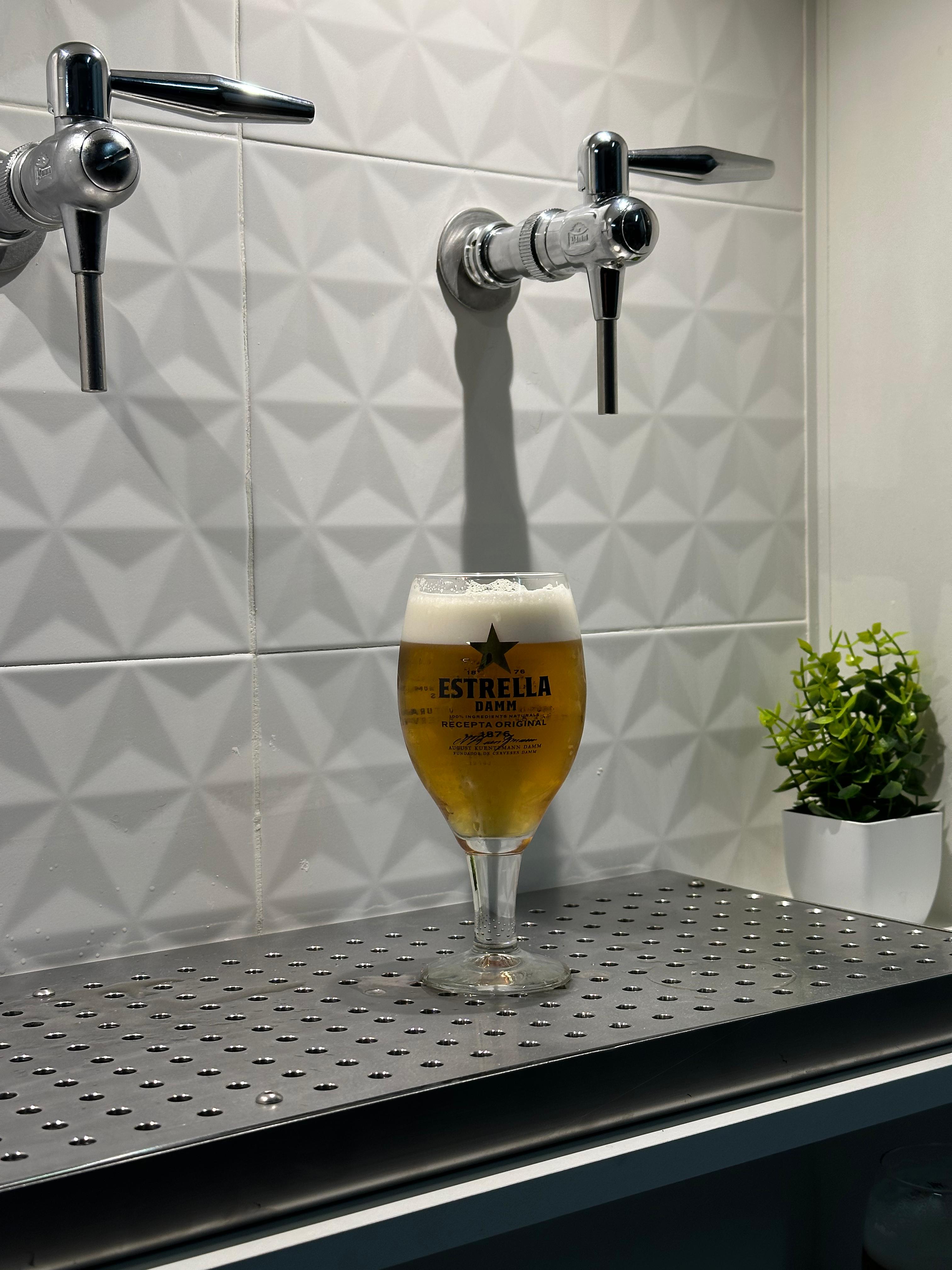 Convidats gaudint de la cervesa artesana de La Tiradora beertruck en un casament